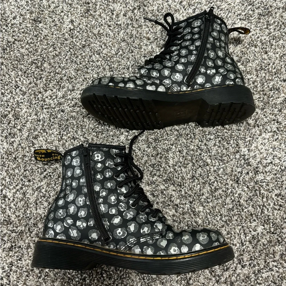 Doc Martens JUNIOR LEOPARD HYDRO LEATHER LACE UP BOOTS